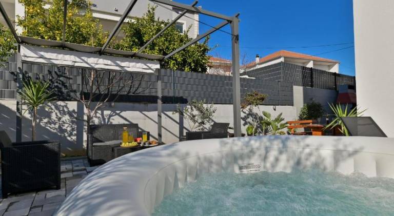 Luxury apartment with garden jacuzzi and wellness in Okrug