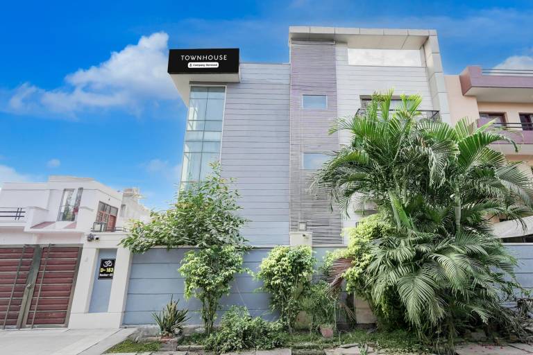 Super Townhouse Sector 51 Noida Near Metro Station