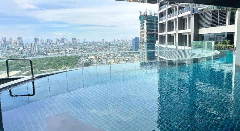 Luxury 3BR Gramercy Makati 141 sqm City View with Balcony Group or Family Stay Pet-friendly — photo 2