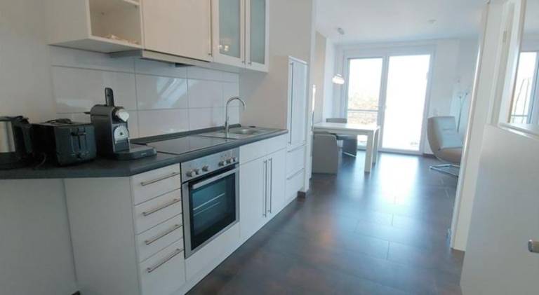 Serviced apartment with garden & patio — photo 2