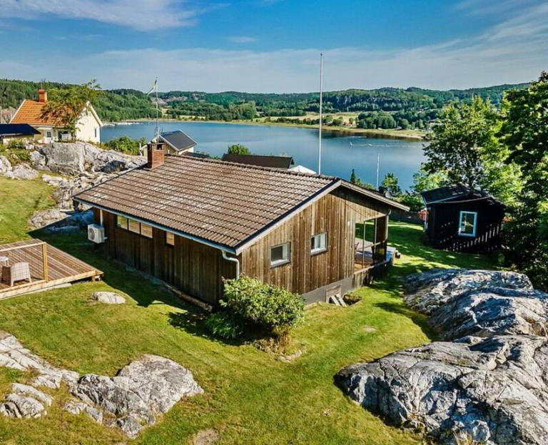 Children-friendly vacation home with patio, yard & BBQ | Water view | Pets are welcome — photo 2