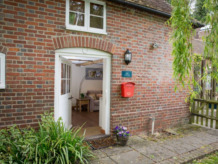 Cottage with garden — photo 2