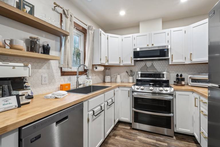 New Listing! River Front Mountain Views Air Conditioning Pet-friendly — photo 4