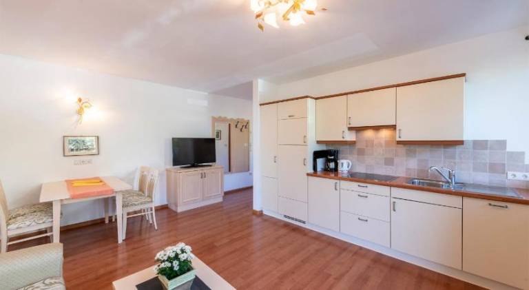 Serviced apartment with pool, terrace & yard — photo 3