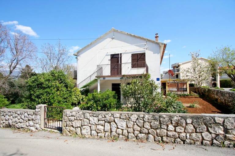 Rental apartment with yard & BBQ | Garden view in Crikvenica