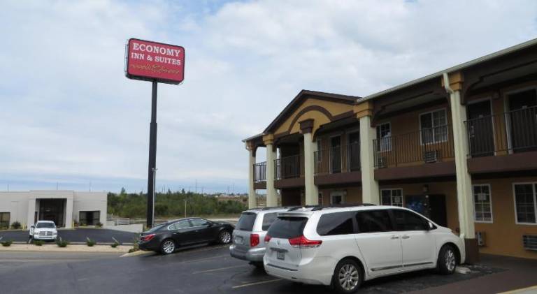 Economy Inn & Suites Joplin — photo 3