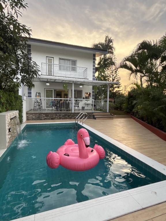 Bungalow with yard, pool & barbecue | Suitable for remote work in Khandala