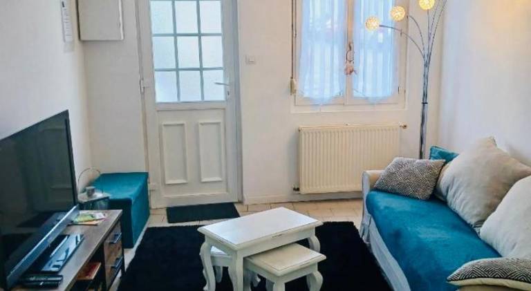 House with 1 room for 4 persons in Montreuil