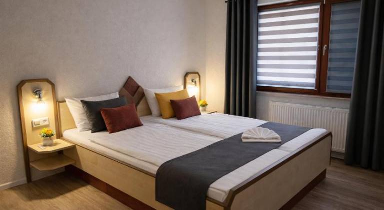 Private Zimmer mit eigenem Bad Fernseher und Schreibtisch