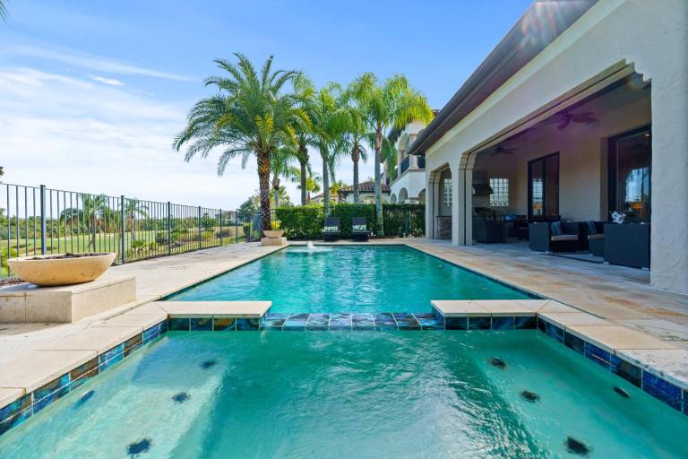 Villa with pool, hot tub & grill | Perfect for remote work — photo 3