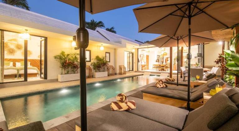 Villa with pool — photo 3
