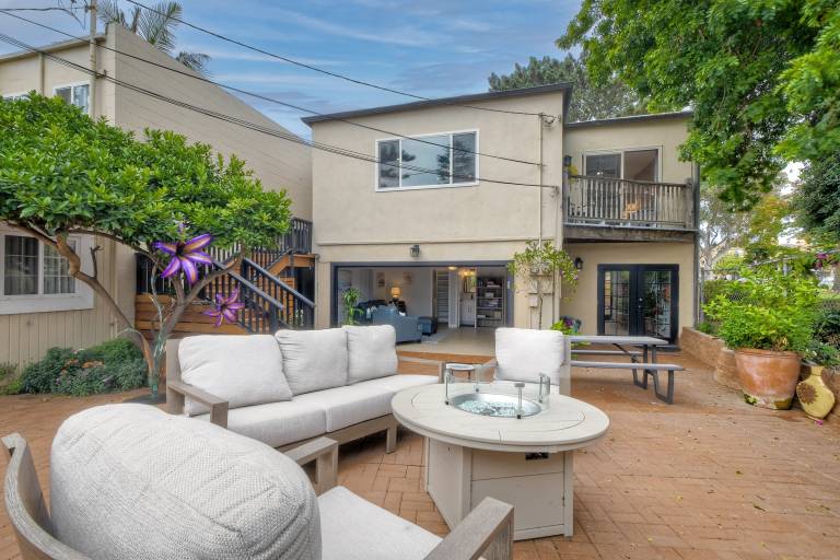Luxury Beach Duplex Sleeps 9 Dog-Friendly A/C Fire Pit & Grill — photo 3