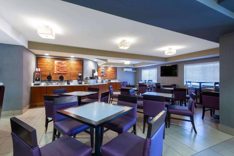 La Quinta Inn & Suites by Wyndham Erie — photo 5