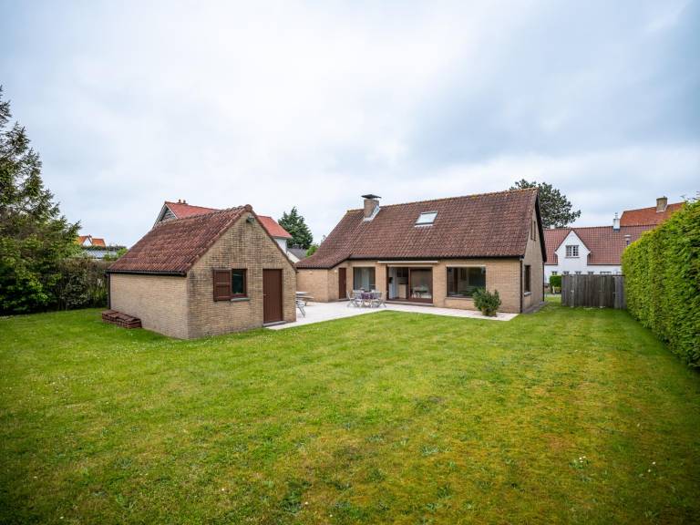Villa with patio in De Panne