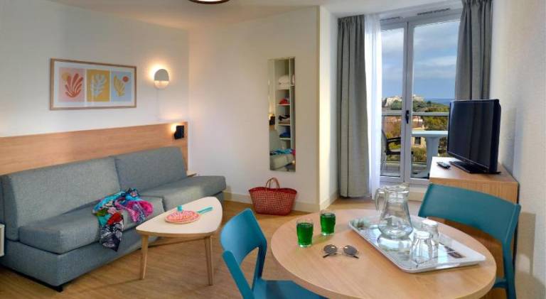 Lovely holiday apartment with terrace, yard & pool | Pets allowed — photo 2