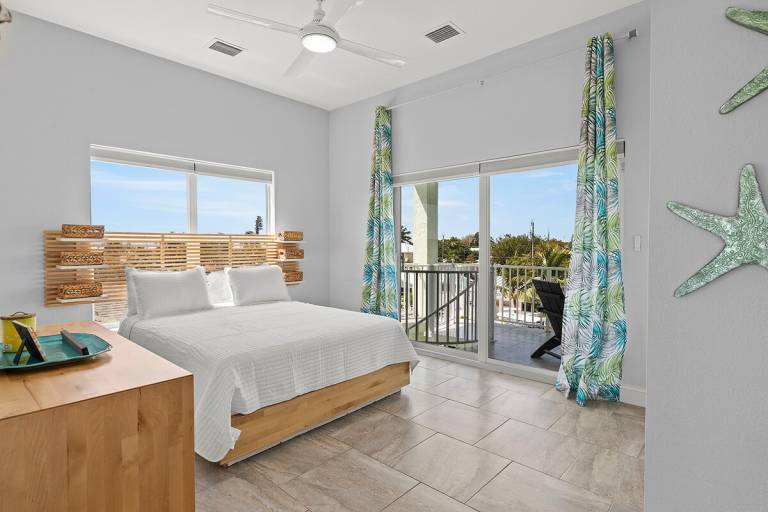 Vacation home with private pool, jacuzzi & barbecue | Water view — photo 4
