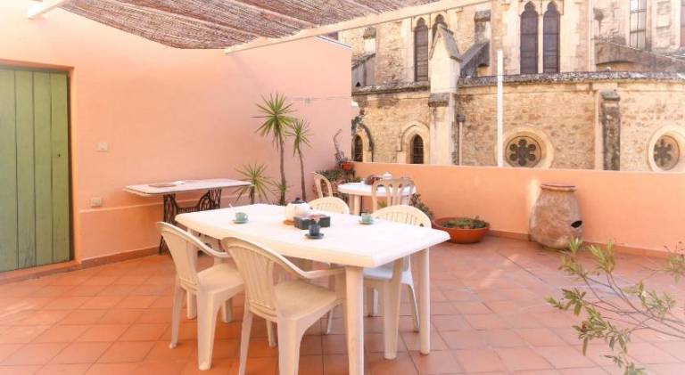 Holiday apartment with patio — photo 4