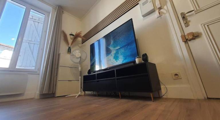 T2 47m2 Cosy & spacieux - proche Gare - Lit Queen Size et NETFLIX - Parking gratuit in Angouleme