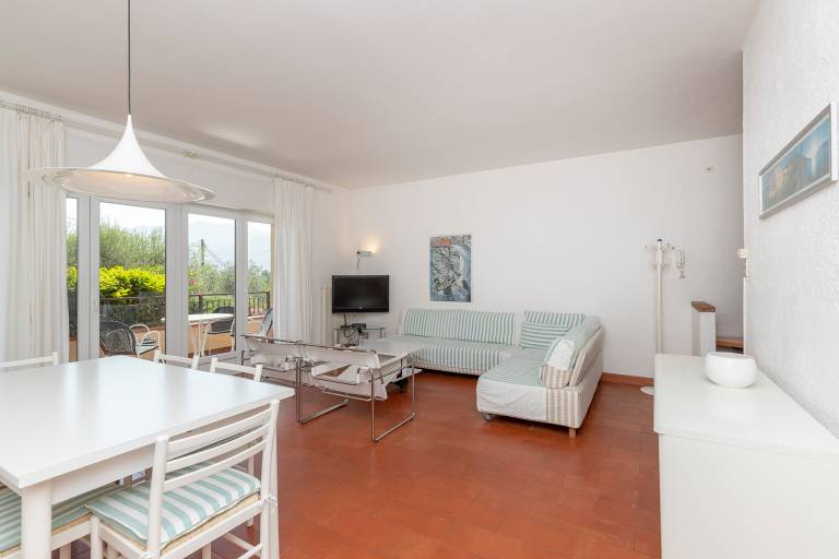 Rental apartment with yard & pool — photo 3