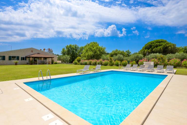 Beautiful villa with grill, terrace & pool | Pets are welcome — photo 4