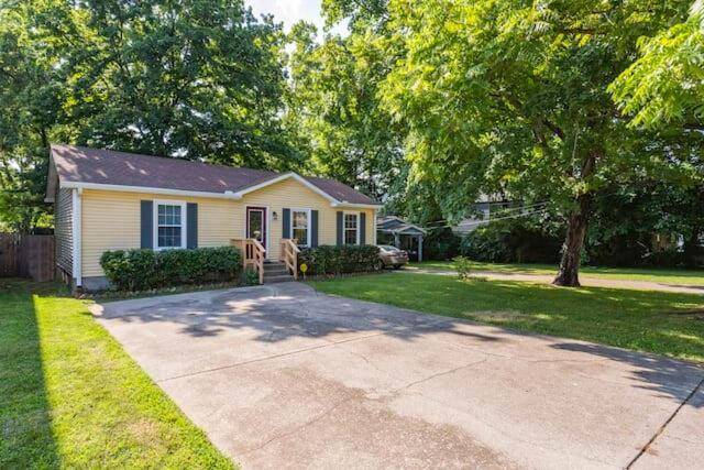 Vacation home with yard — photo 4