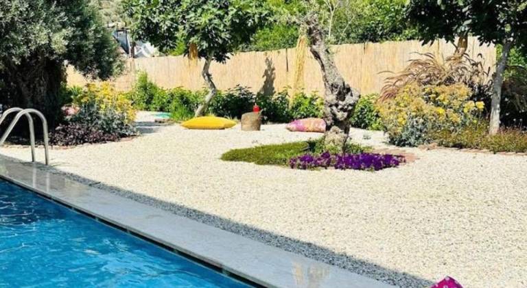 Apartment with pool, yard & terrace — photo 4