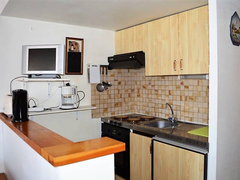 Cozy Duplex in City Center, 800m from Beach with Terrace, BBQ, and Parking — photo 3