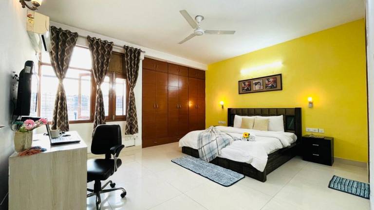 Rental apartment | Close to Connaught Place | Perfect for remote work | Pets are welcome — photo 5