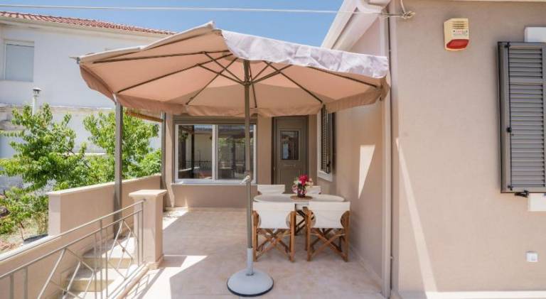 House with patio — photo 2
