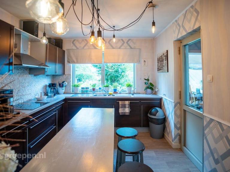 Vacation home with private pool, terrace & yard — photo 4
