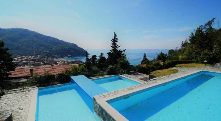 Apartment with pool — photo 4