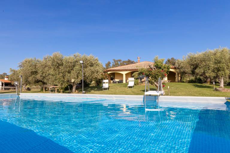 Villa 'Vivi Natura' with Sea View, Private Pool and Wi-Fi in Oristano