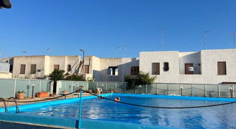 Vacation home with pool — photo 4