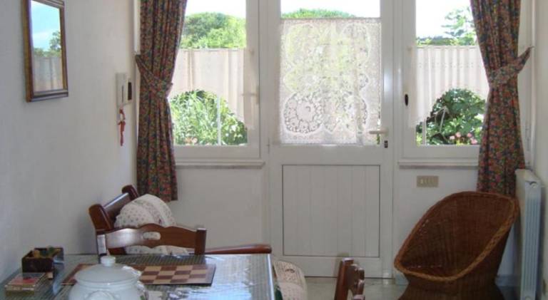 Holiday apartment with garden, barbecue & patio — photo 3