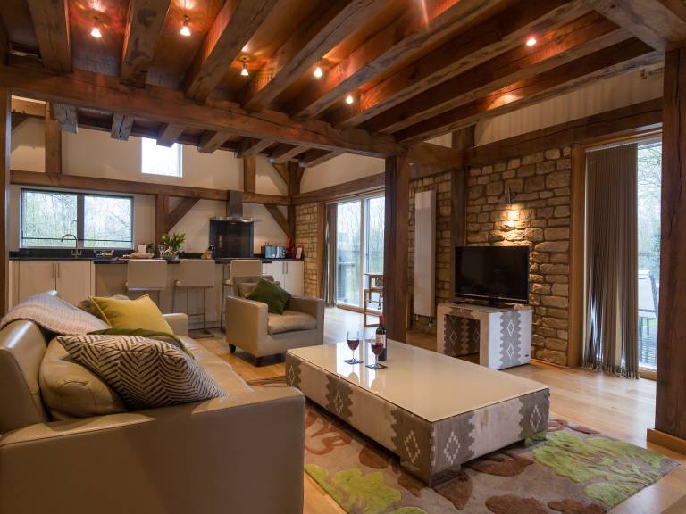Cottage with pool, sauna & patio | Water view in Gloucester
