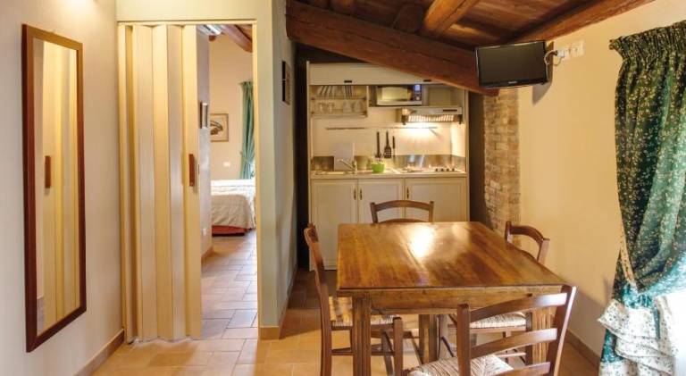 Serviced apartment with yard | Pet-friendly — photo 3