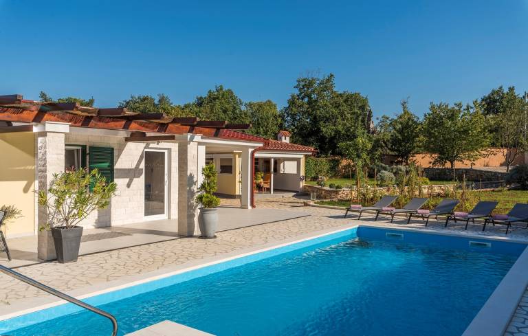 Fully equipped villa with BBQ, private pool & garden | Pets allowed — photo 2
