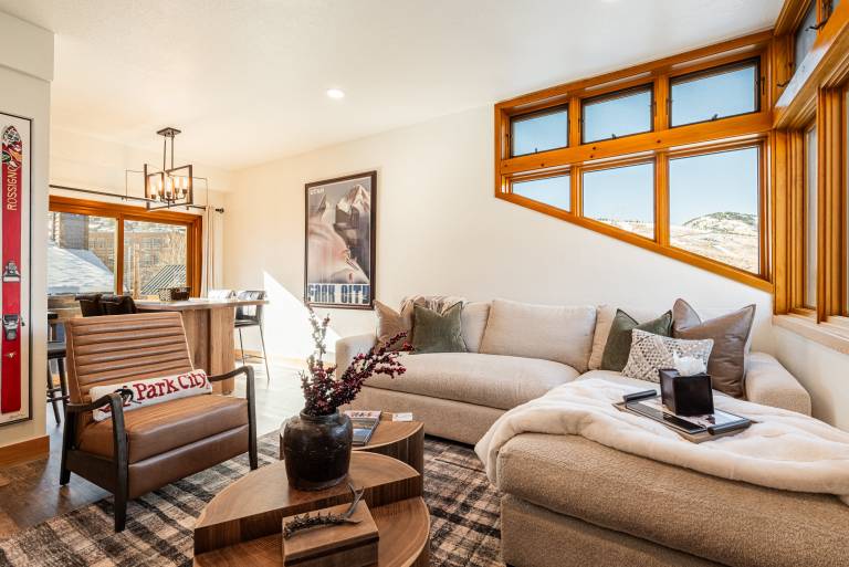Chic 3BR condo in Historic Old Town, steps from the slopes. — photo 4