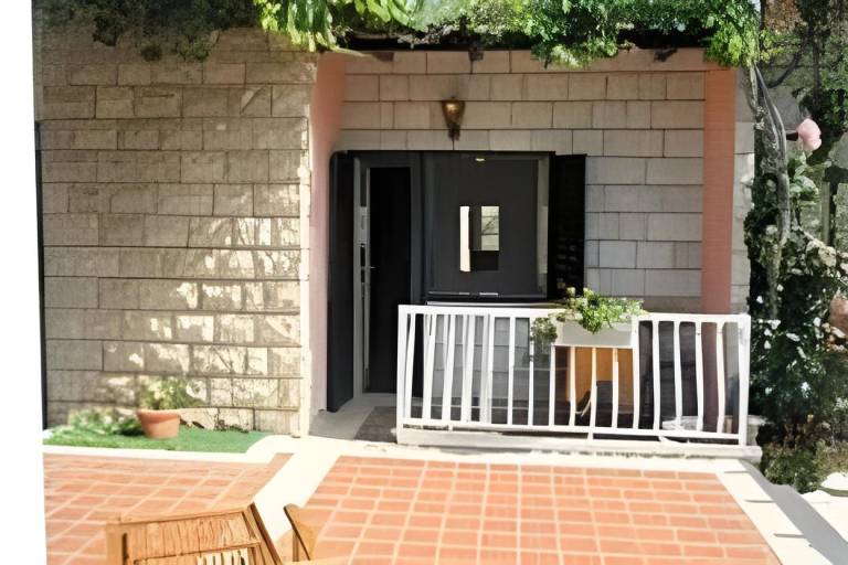 Serviced apartment with pool, yard & patio | Close to the beach | Dogs allowed in Tucepi