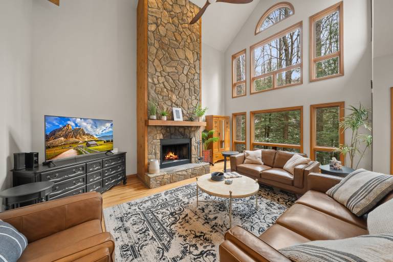 Family-friendly charming house with jacuzzi, heated pool & patio | Mountain view | Pets allowed in Boone, NC