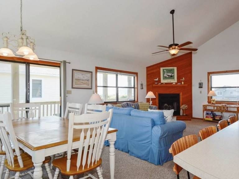 Vacation home with private pool, hot tub & barbeque | Beach view — photo 5