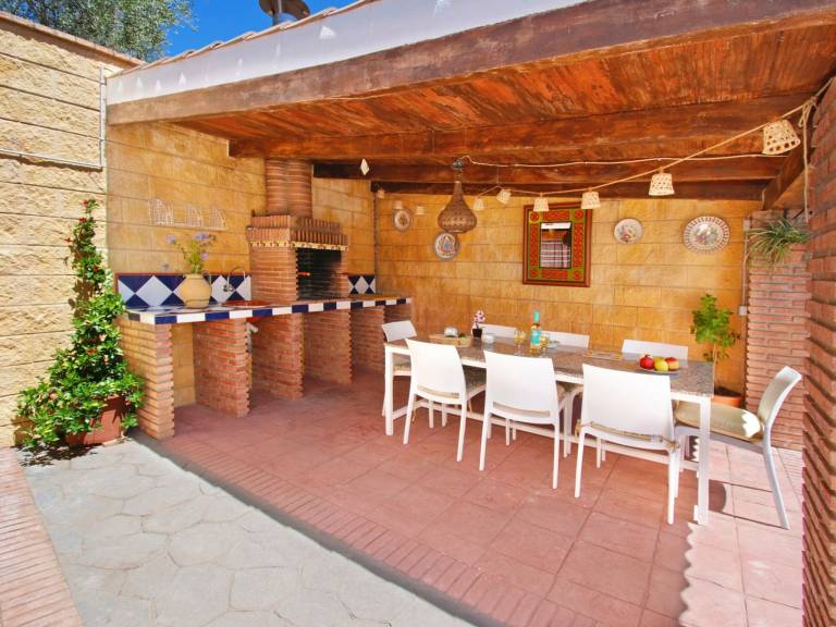 Fully equipped beautiful house with barbeque, yard & patio | Dogs allowed — photo 3