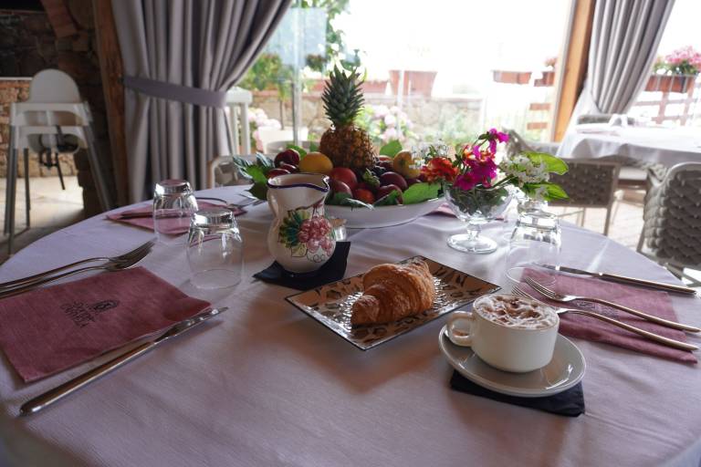 Private room with pool, fast internet & patio — photo 3