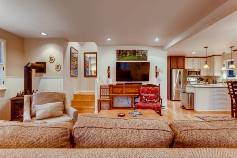 Chalet Montagne: Charming Pet-Friendly Home, Private Hot Tub, Walk to Main St — photo 4