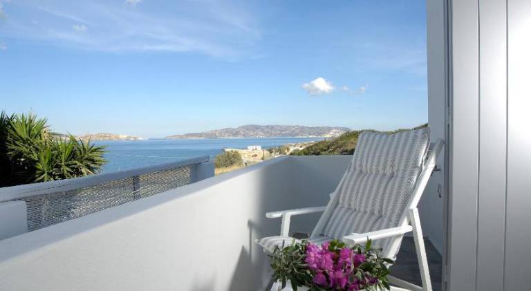 Serviced apartment with patio, yard & pool | Beach nearby | Pets are welcome — photo 4