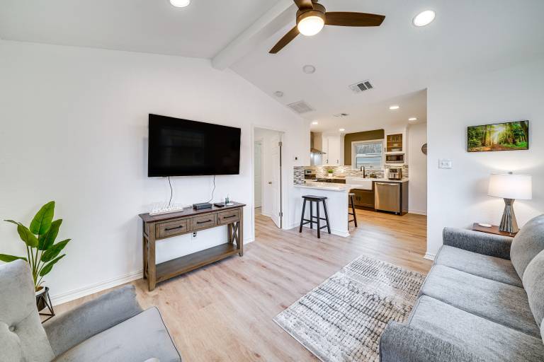 5 Mi to Downtown Modern San Antonio Cottage