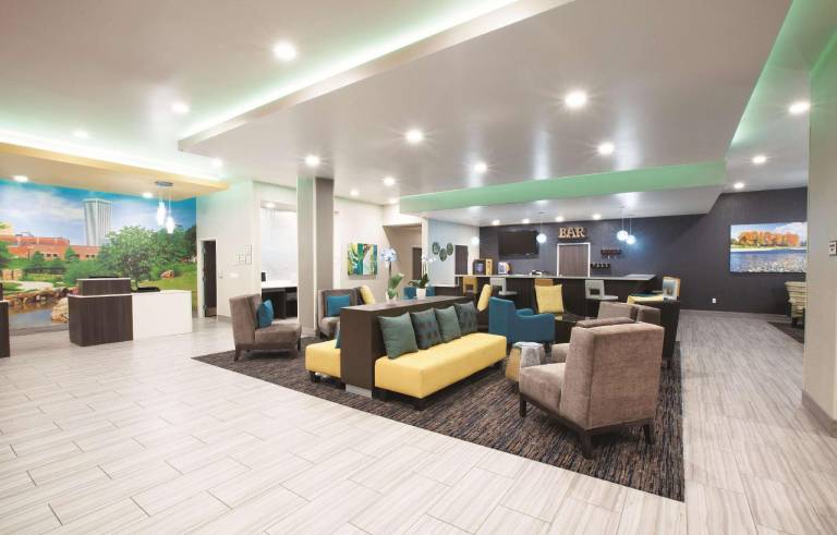 La Quinta Inn & Suites by Wyndham Tulsa Broken Arrow — photo 2