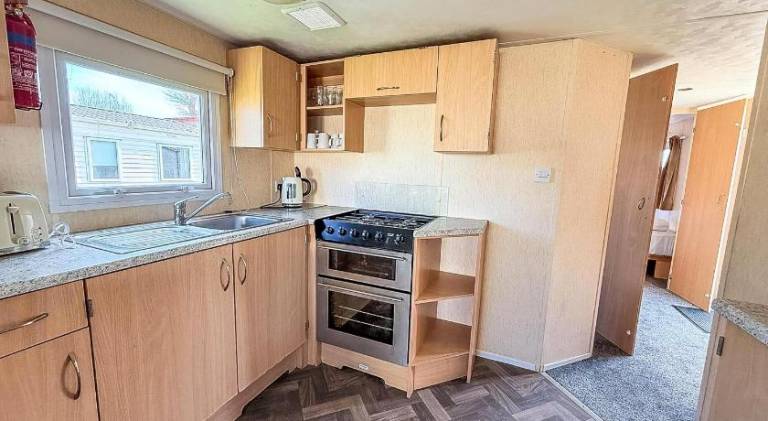 Cosy 8 Berth Caravan At Highfield Grange Holiday Park In Essex Ref 26724Wr — photo 3