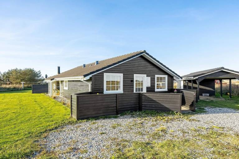 Fully equipped beautiful vacation home with yard | Pets allowed in Lokken