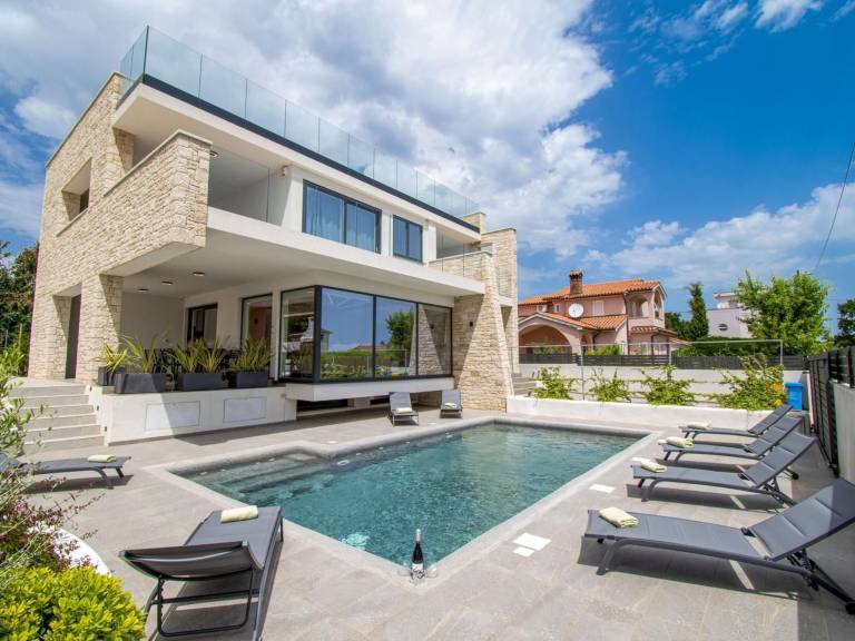 Fully equipped beautiful vacation home with barbecue, patio & pool | Pet-friendly in Medulin